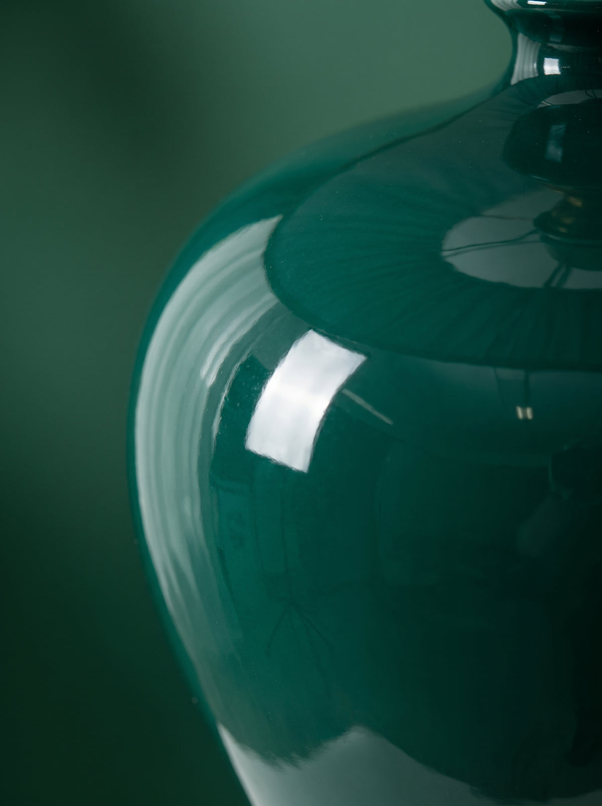 Vasa — Modern Ceramic Table Lamp