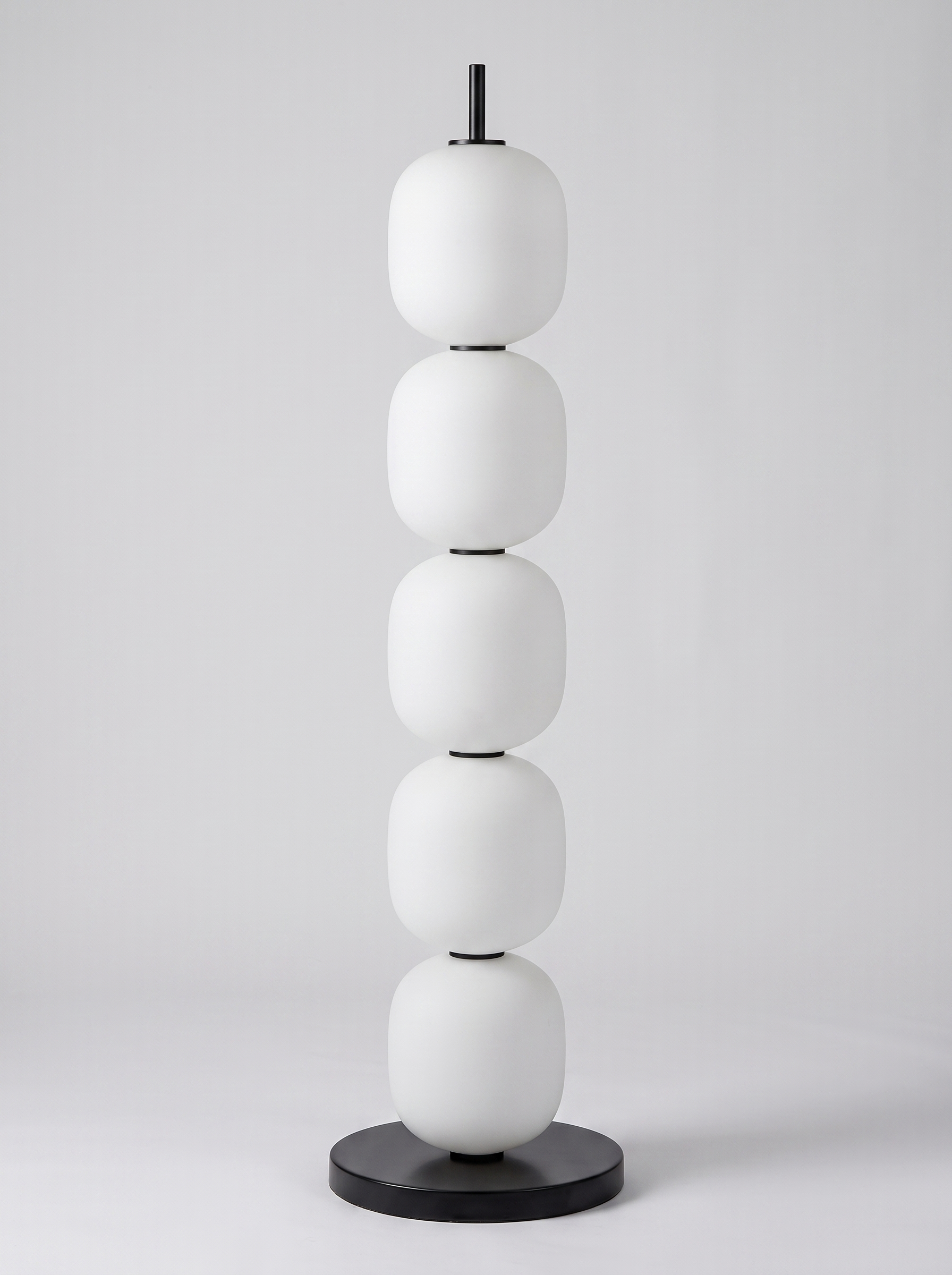 Sasso floor lamp unlit, three-quarter studio view